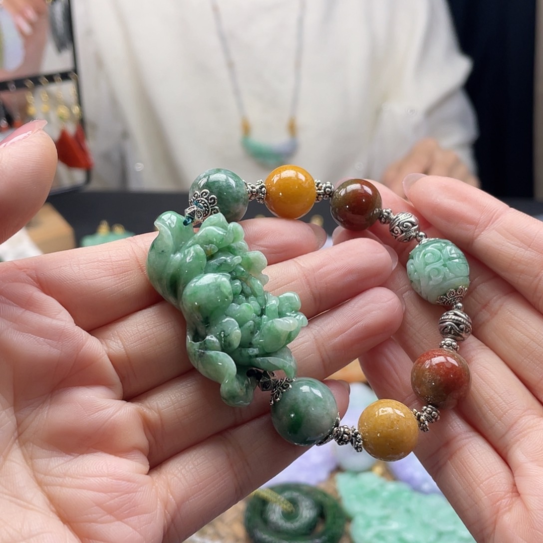 翡翠未镶嵌手链待编织