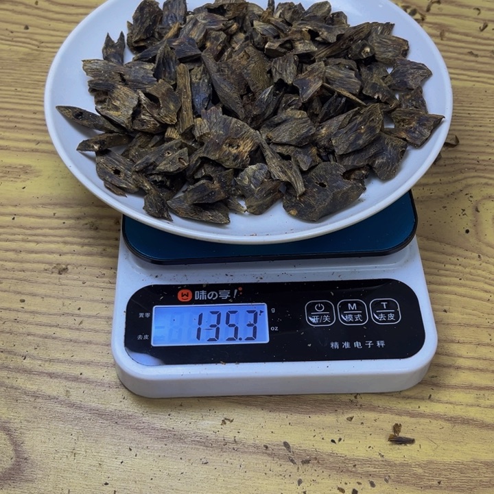 陌***。沉香碎屑沉香蓝宝石135 克