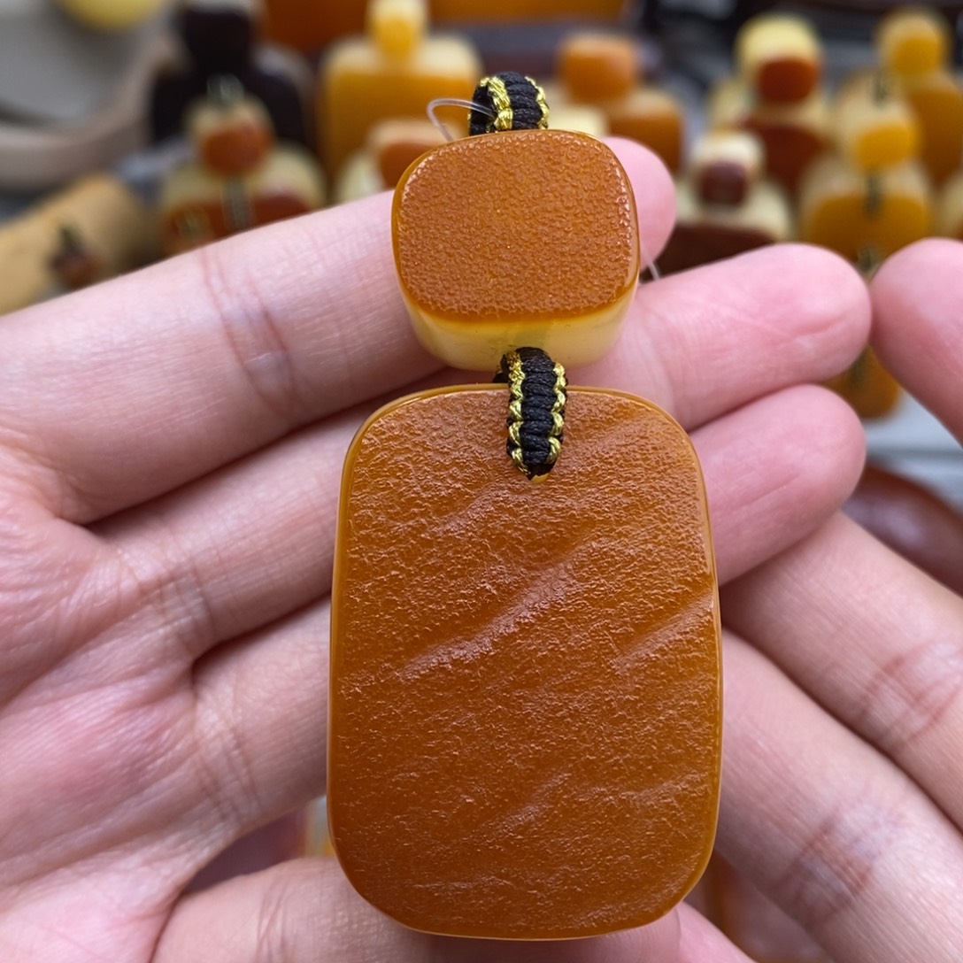 蜜蜡未镶嵌珠宝奇石