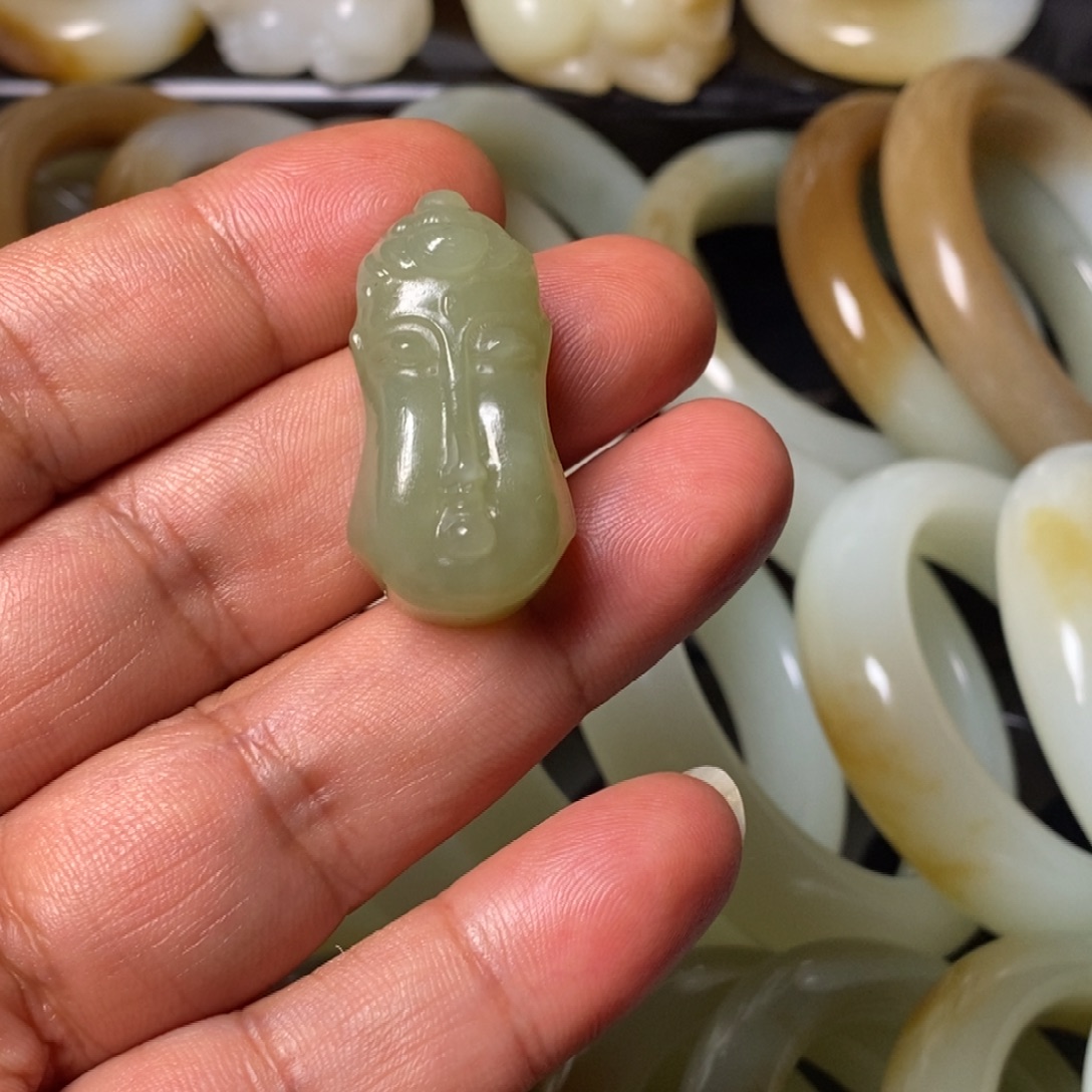 含***癫和田玉（糖玉）未镶嵌颈饰