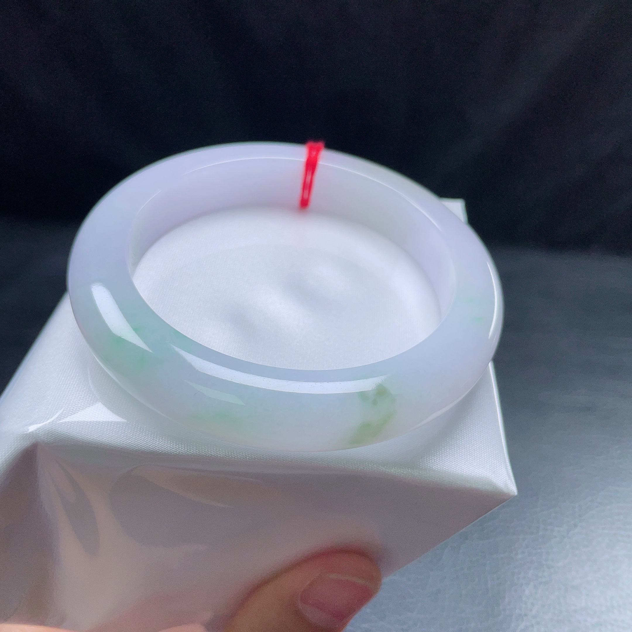 59圈糯化淡春彩飘绿黄翡宽边手镯 有纹