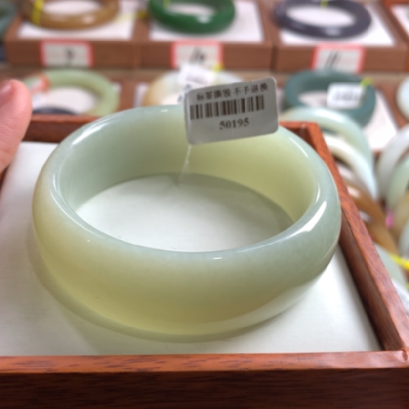 【闪购商品】和田玉手镯未镶嵌56.8