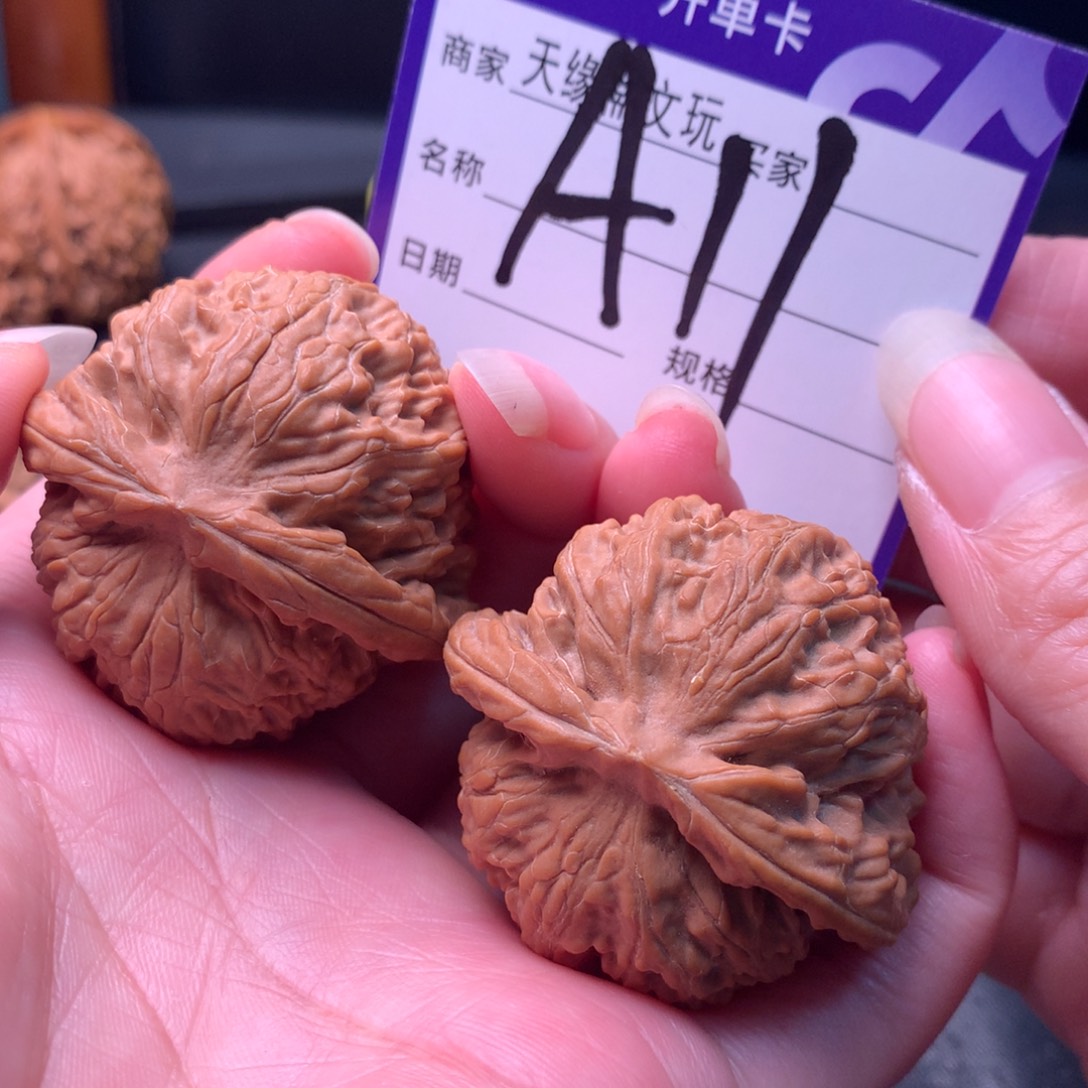 文玩核桃吊坠金麒麟