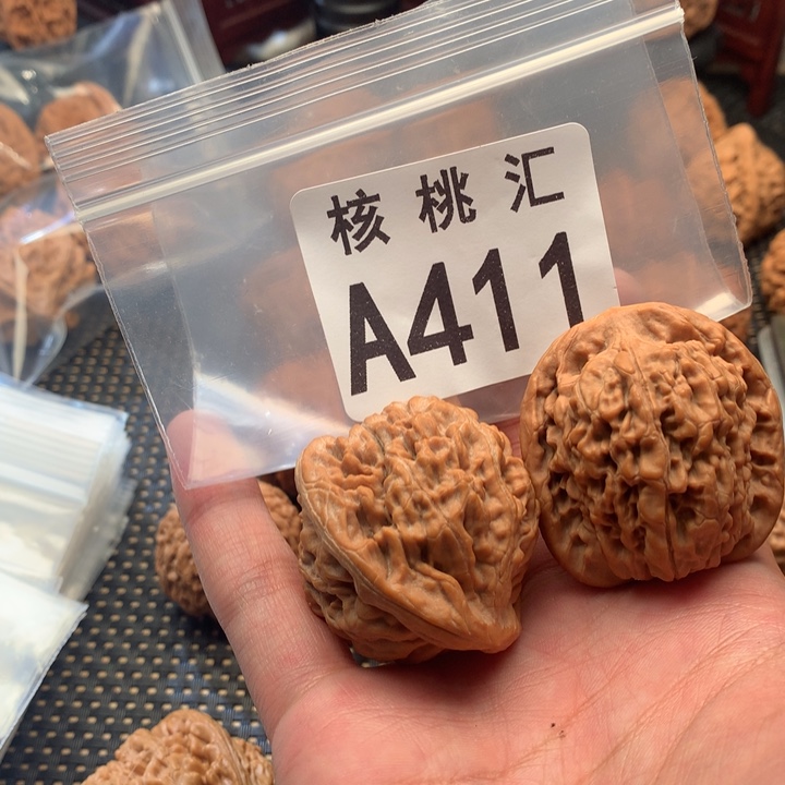 文玩核桃吊坠莲花