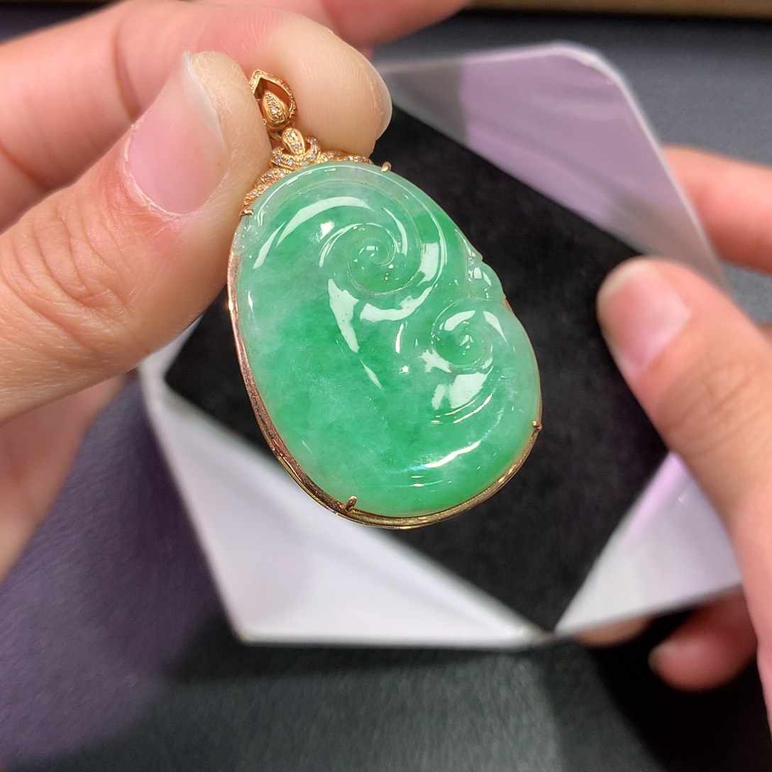 翡翠吊坠(赠链)18K金镶嵌