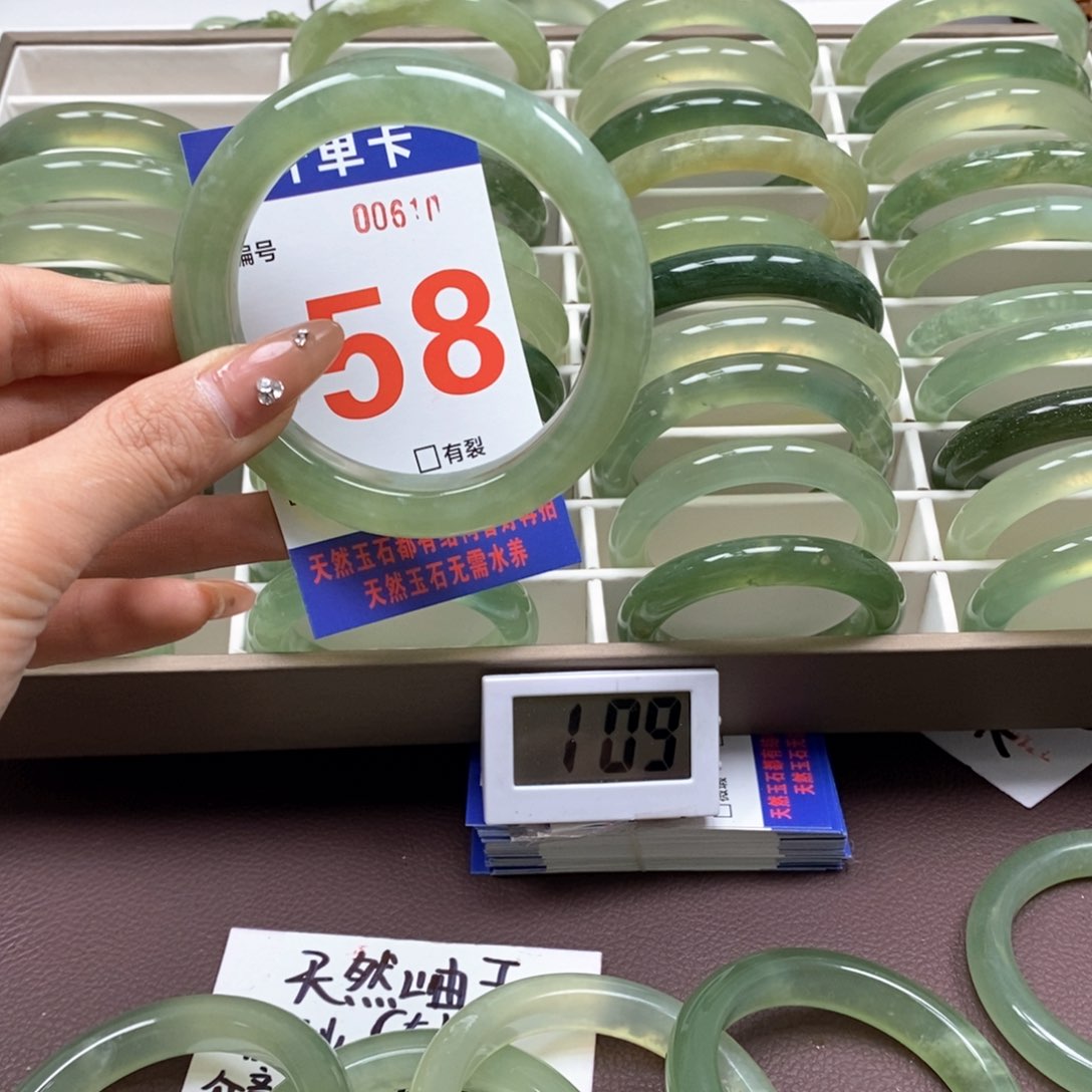 蛇纹石玉手镯未镶嵌