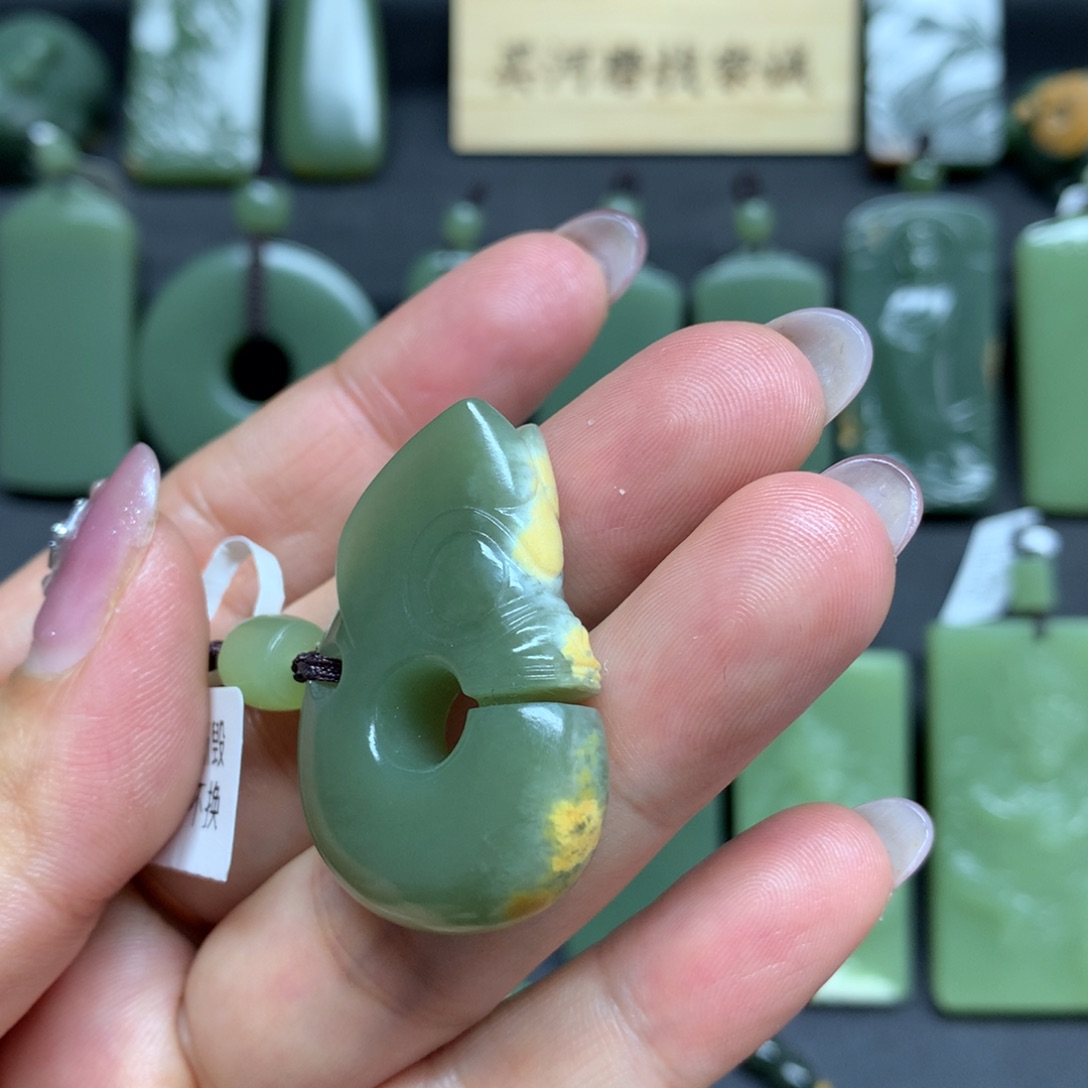 岫岩河磨玉（透闪石质玉）颈饰未镶嵌