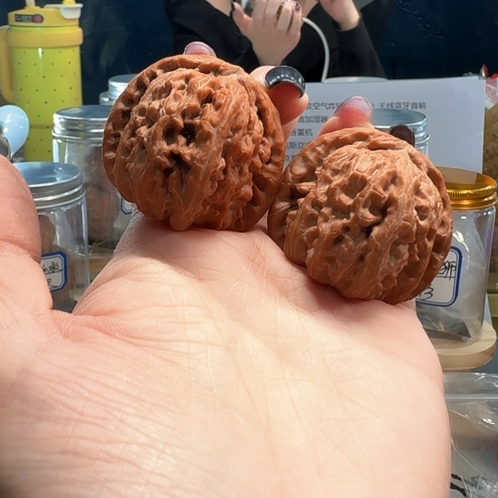 吊坠桃核红皮白狮子