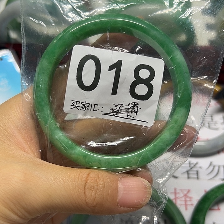 翡翠手镯未镶嵌女