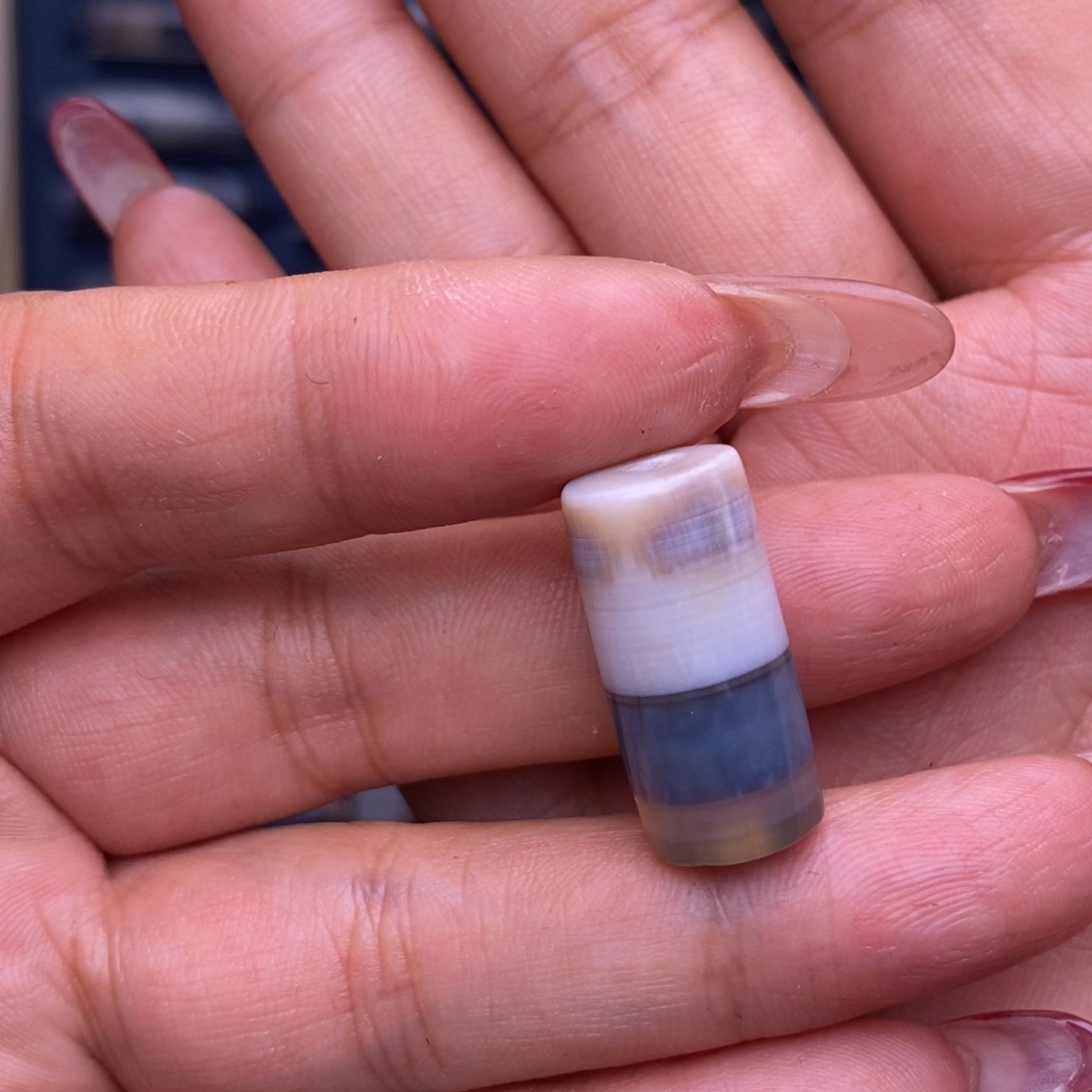 韩***昌玛瑙/玉髓未镶嵌珠宝半成品