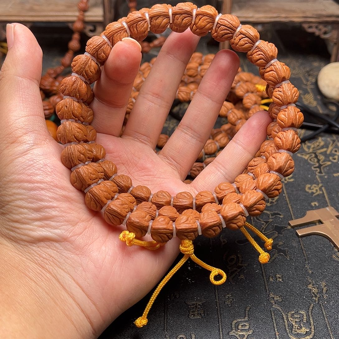 吊坠桃核玉龙手持