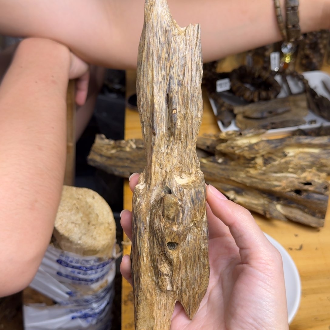 沉香沉香碎屑蓝宝石品种块料72克