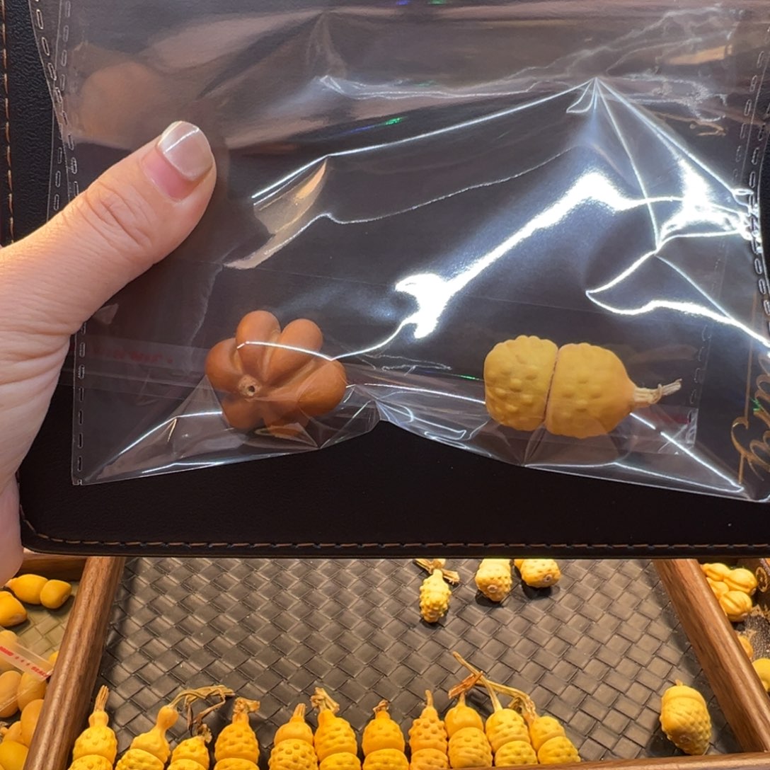 菠萝包一个，花墩一个