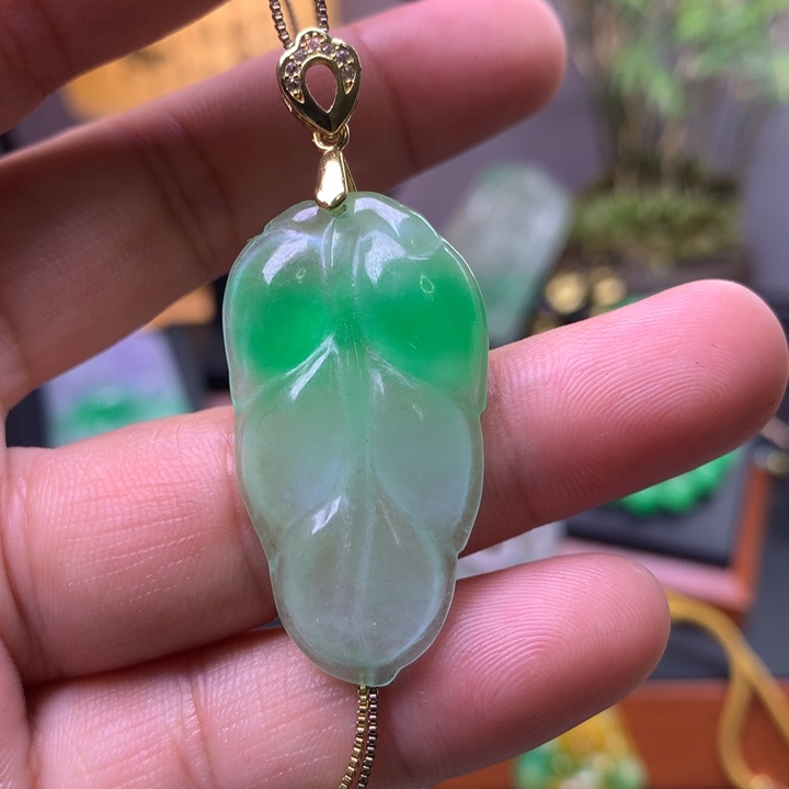 翡翠未镶嵌吊坠(赠链)