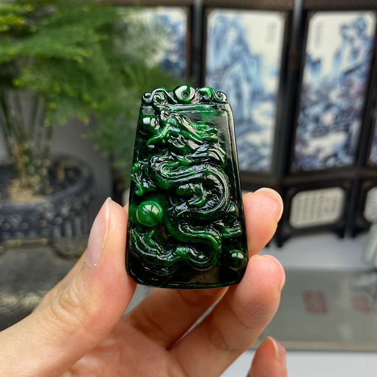 老坑种满绿辣色复古龙牌吊坠挂件 天然翡翠A货 