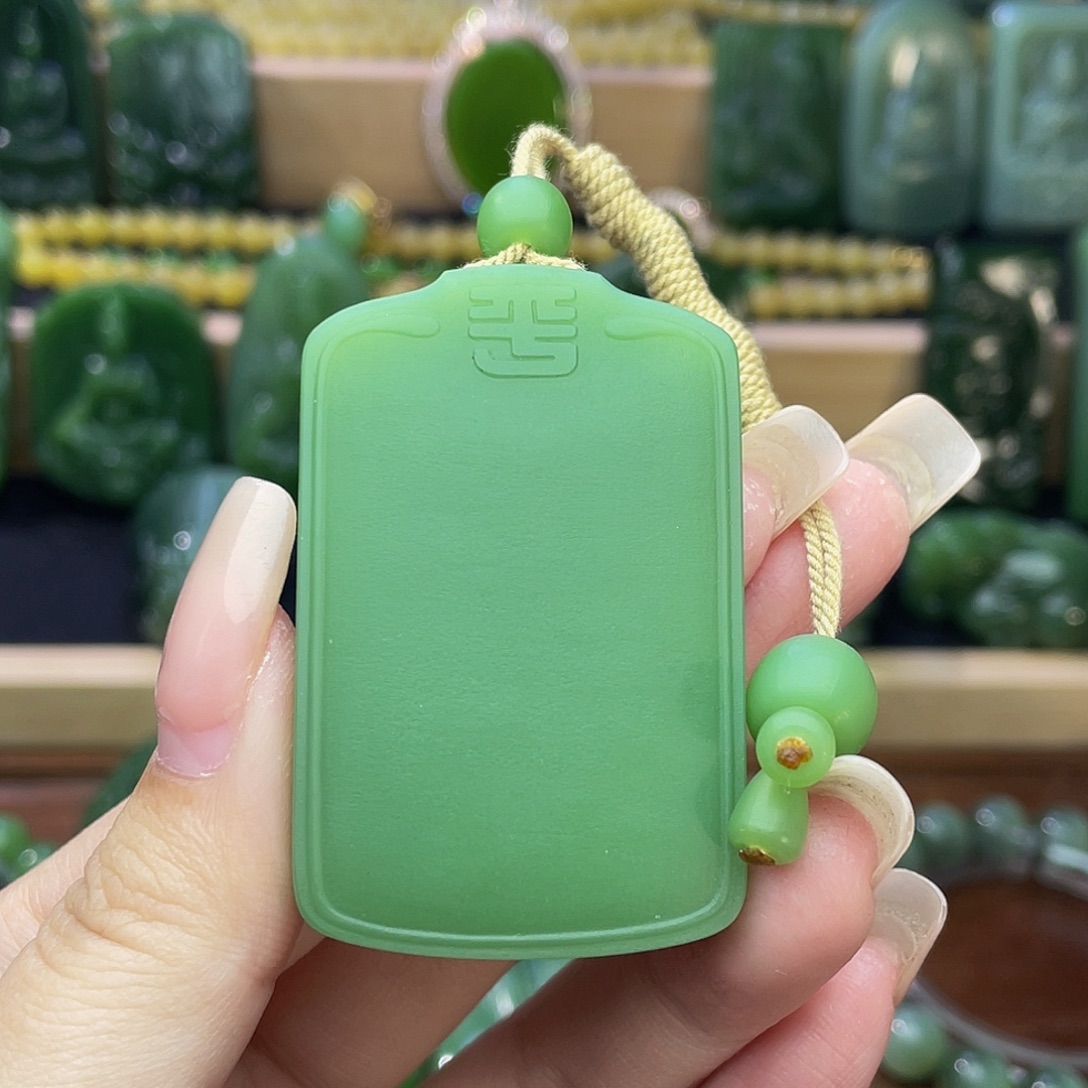 和田玉未镶嵌颈饰果阳绿·平安牌