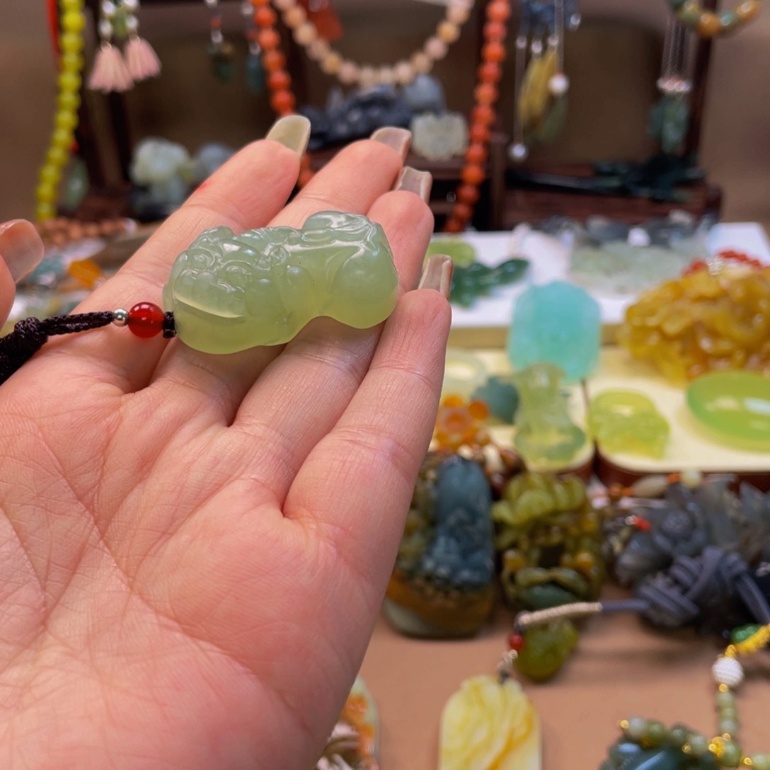 蛇纹石玉颈饰未镶嵌