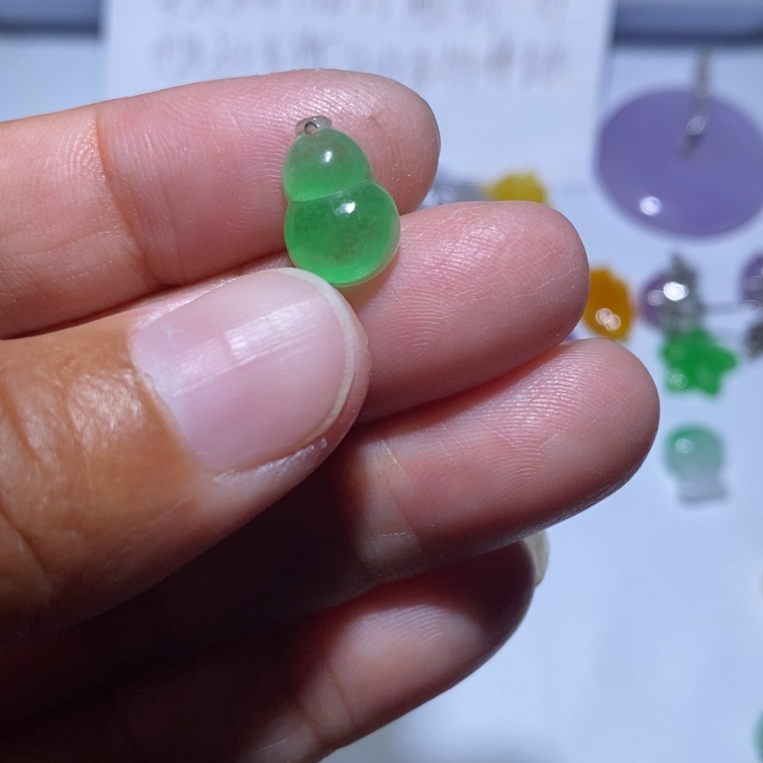 颈饰未镶嵌翡翠麦*。