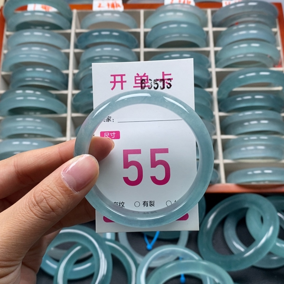 小****石英质玉未镶嵌手镯