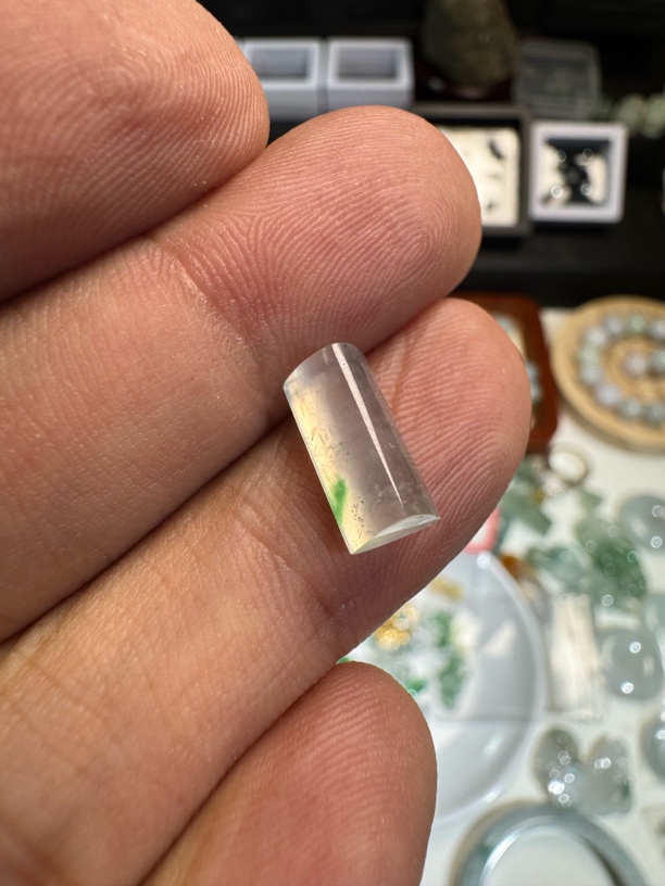 翡翠高冰飘灵动阳绿马鞍戒面，无事柱，尺寸：12.3*6.2*4.4mm