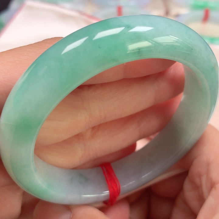 翡翠手镯未镶嵌阳绿飘花10号