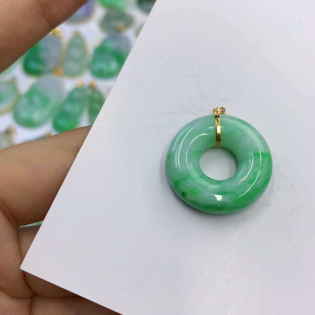 翡翠18K金镶嵌颈饰翡翠