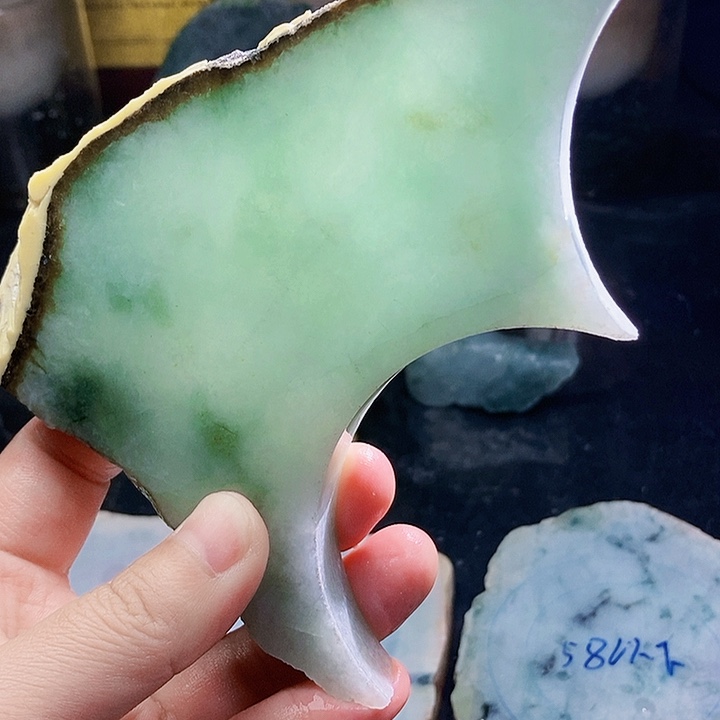 翡翠未镶嵌颈饰毛料52