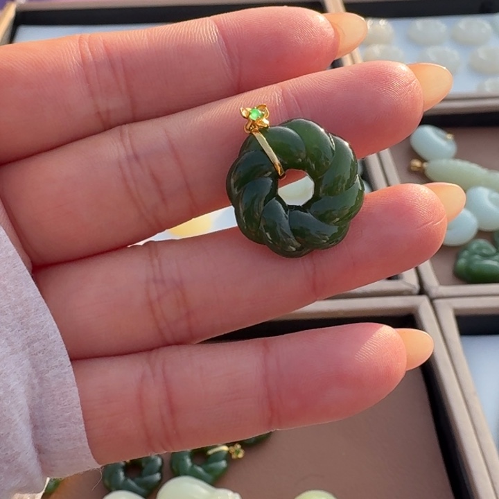 和田玉18K金镶嵌颈饰温柔