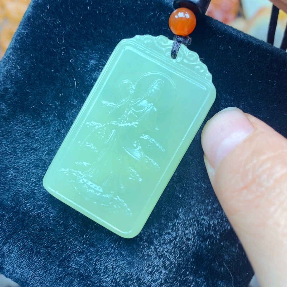 未镶嵌石英质玉（黄龙玉）颈饰