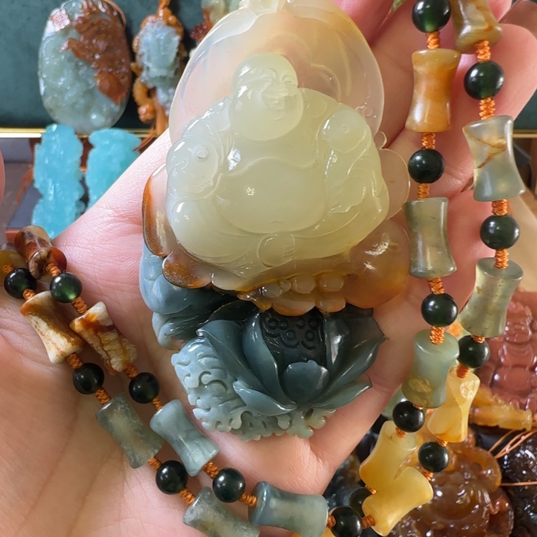 岫玉未镶嵌颈饰佛