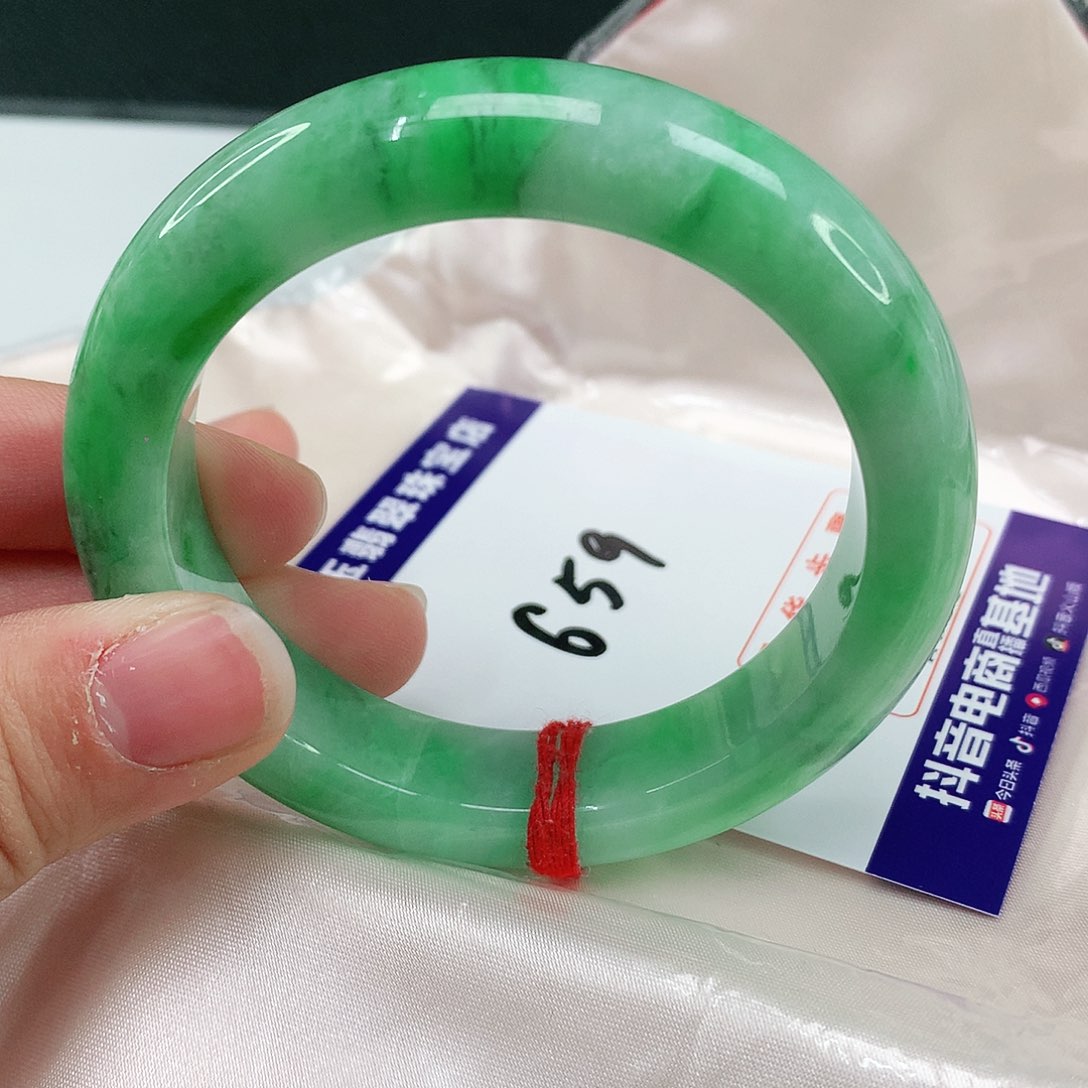 翡翠手镯未镶嵌翡翠