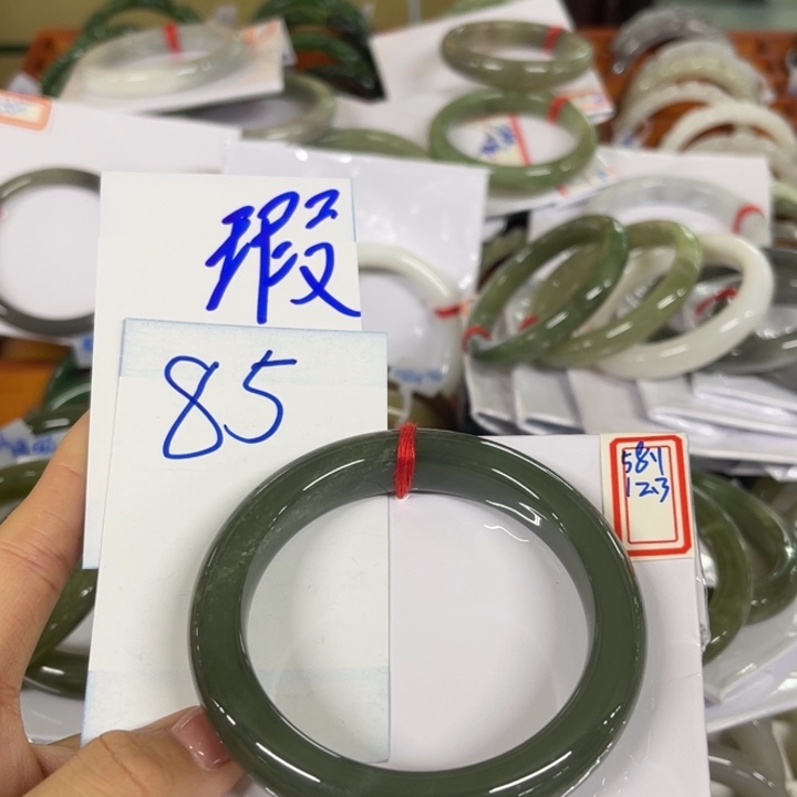 和田玉未镶嵌手镯