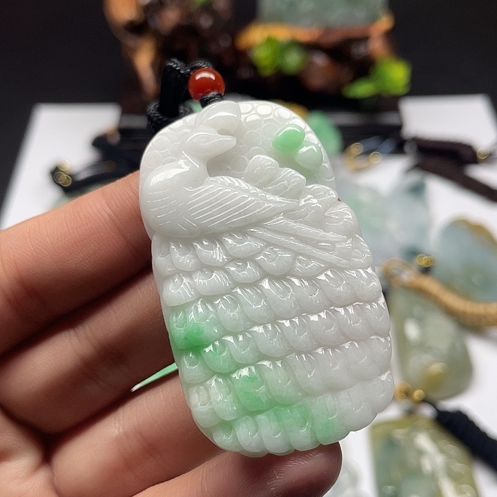 翡翠未镶嵌颈饰凤凰