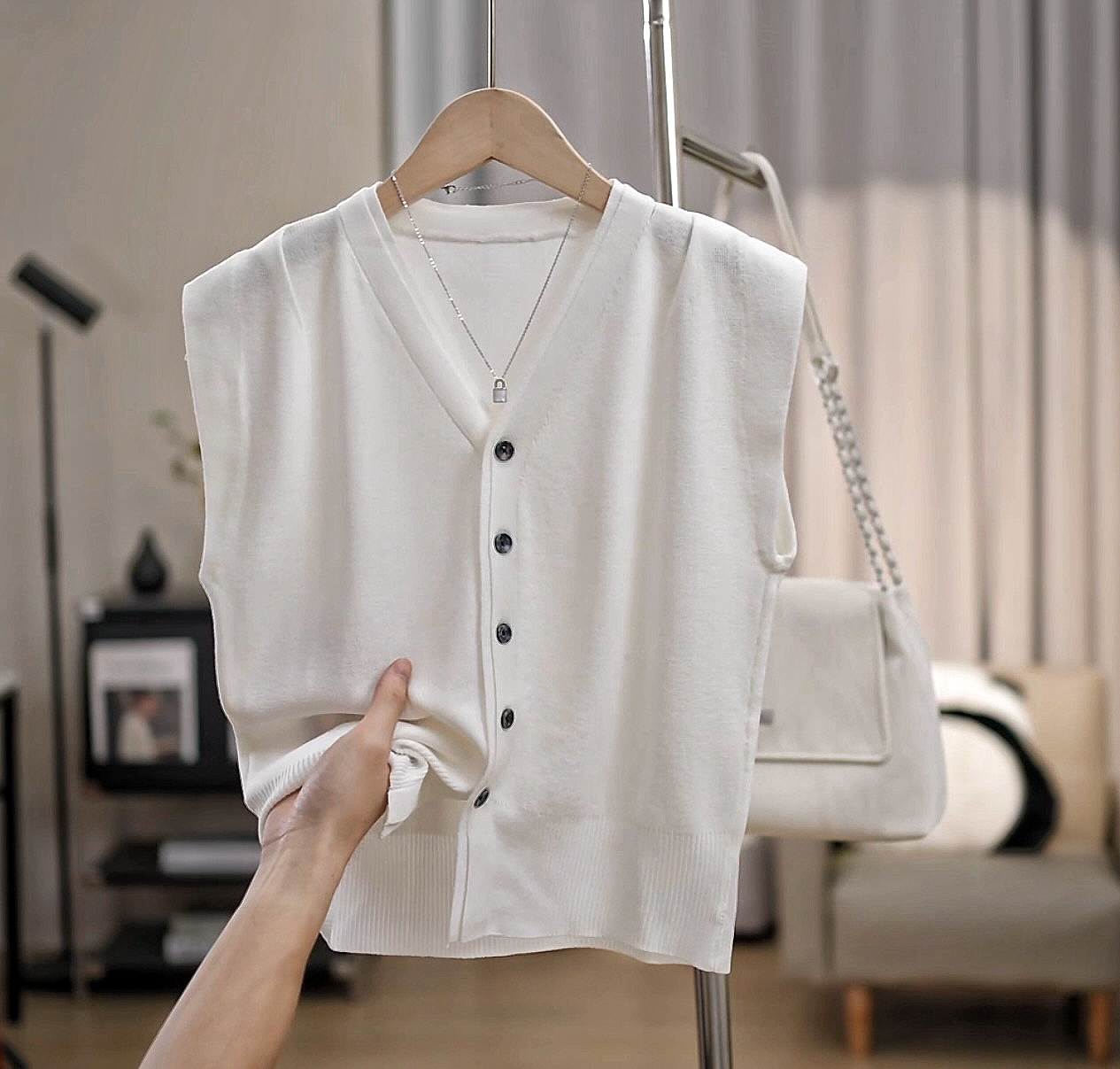 小个子夏季V领无袖短款时尚设计感白色修身韩版开衫背心马甲