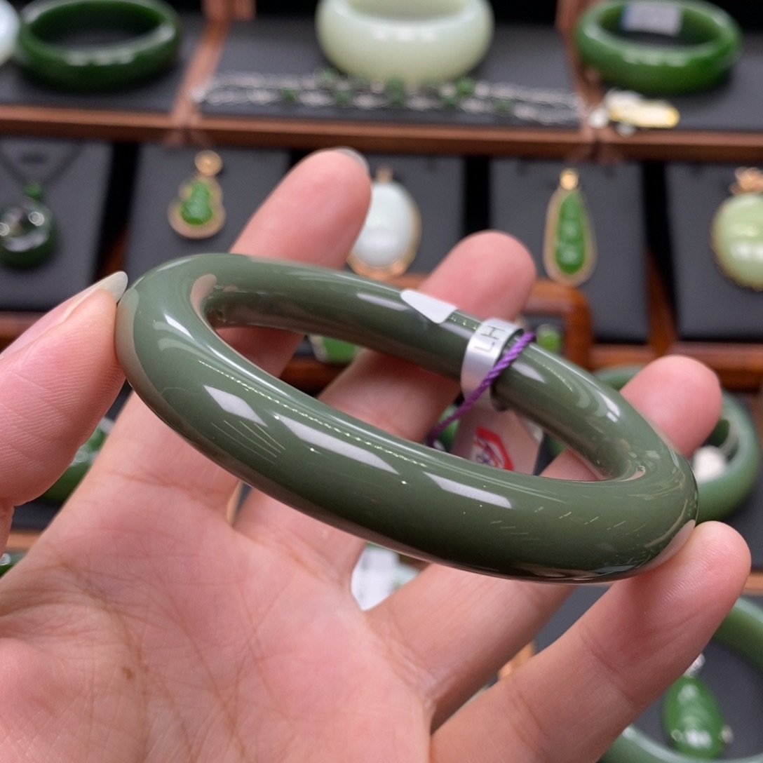 和田玉（碧玉）未镶嵌手镯