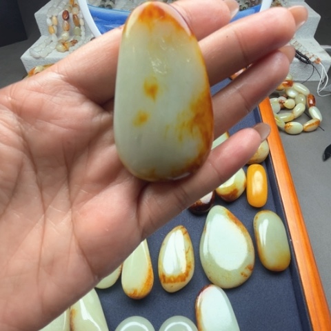 和田玉颈饰未镶嵌浓***酒