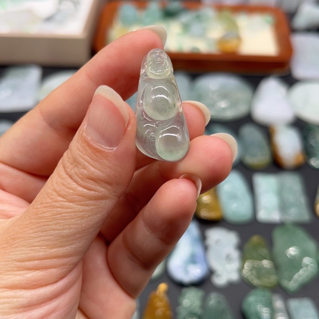 翡翠未镶嵌颈饰布袋佛