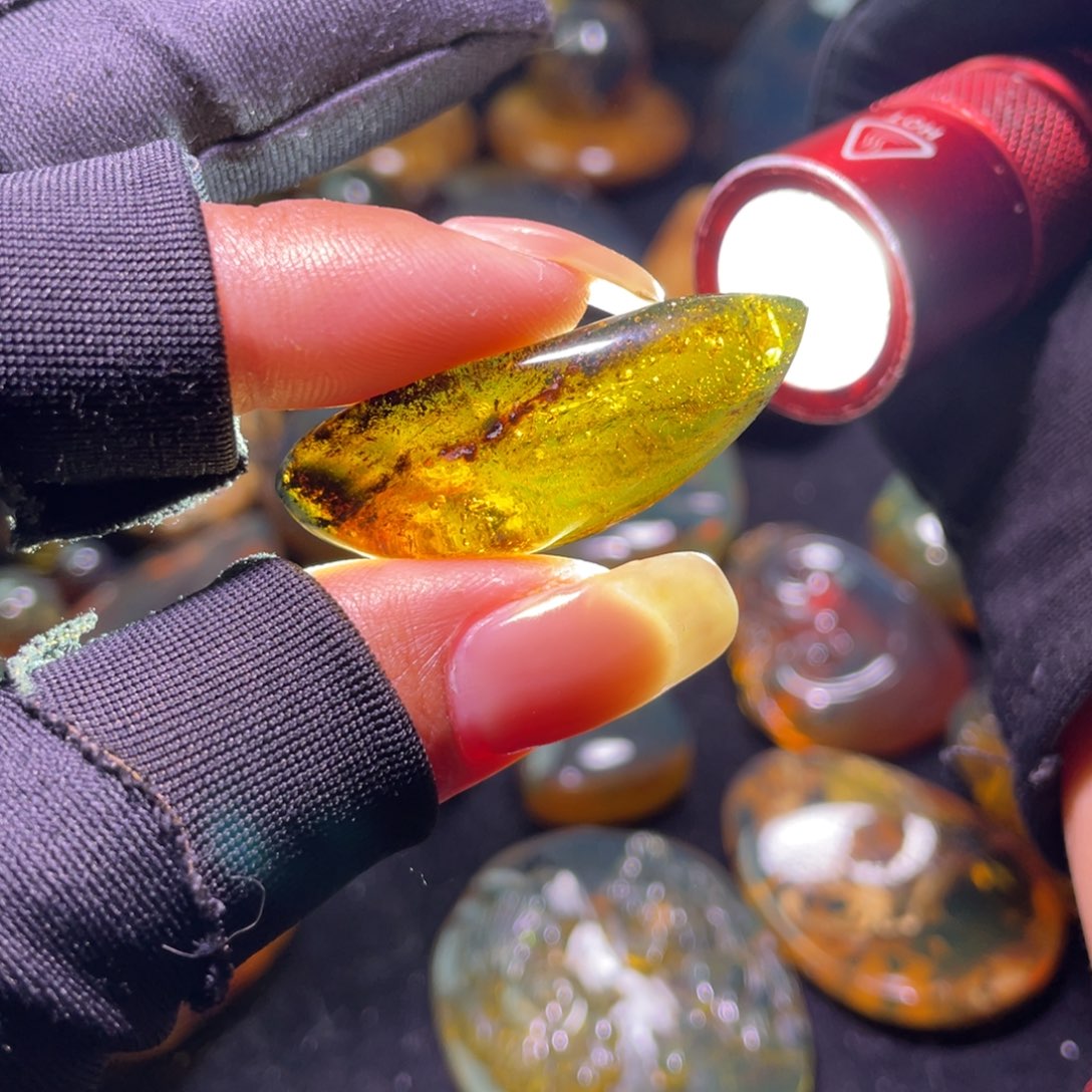 未镶嵌琥珀裸石？