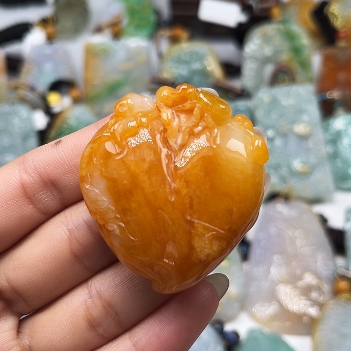 翡翠未镶嵌颈饰寿桃