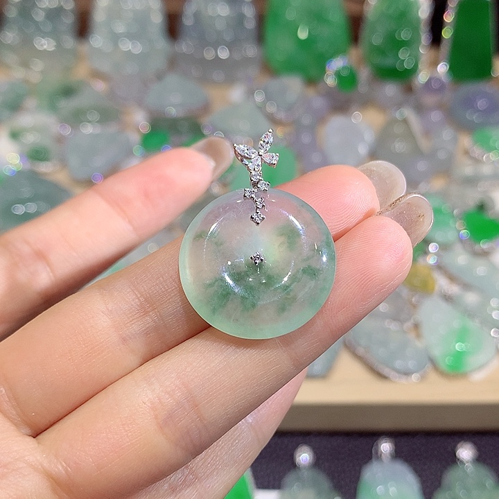 翡翠18K金镶嵌颈饰扣