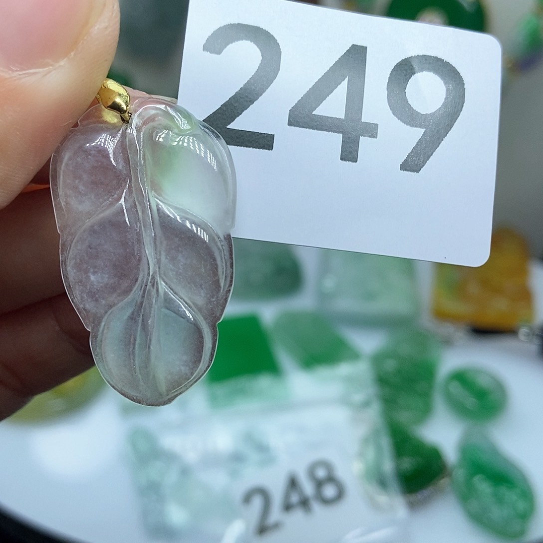 翡翠吊坠(赠链)未镶嵌