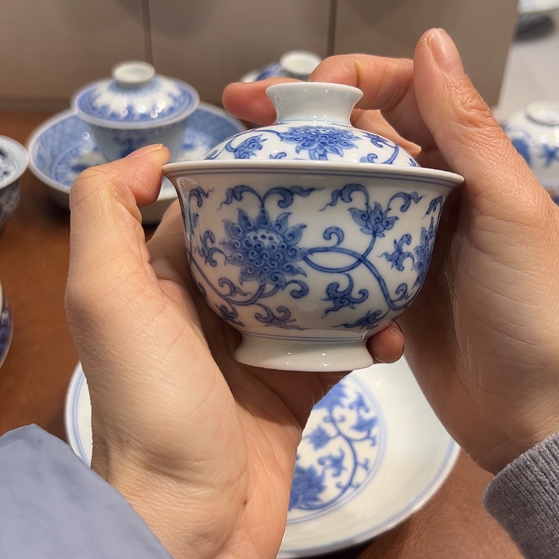 盖碗缠枝金刚莲盖碗