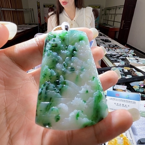 翡翠未镶嵌项圈一个