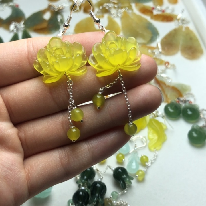 蛇纹石玉耳饰合金