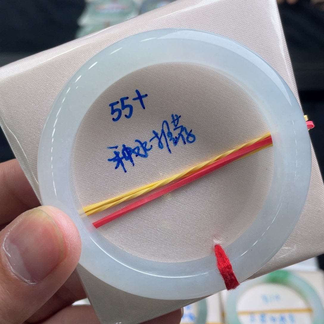 翡翠手镯未镶嵌翡翠手镯