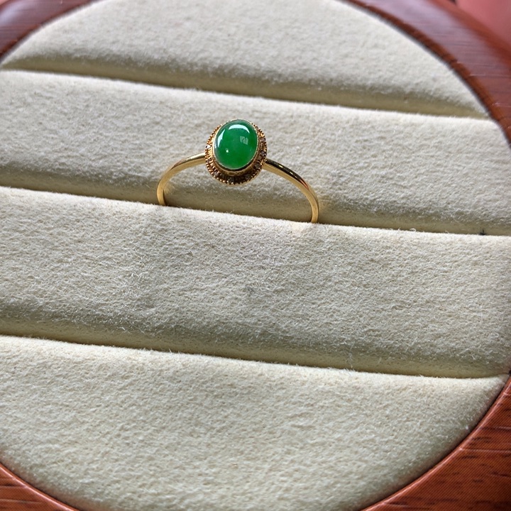 翡翠戒指18K金镶嵌翡翠