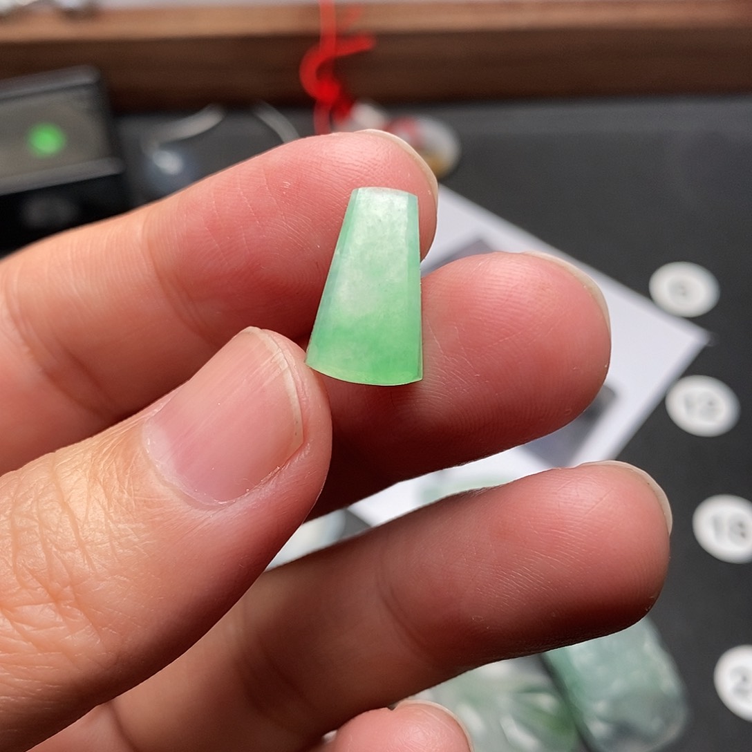 翡翠颈饰未镶嵌无事牌