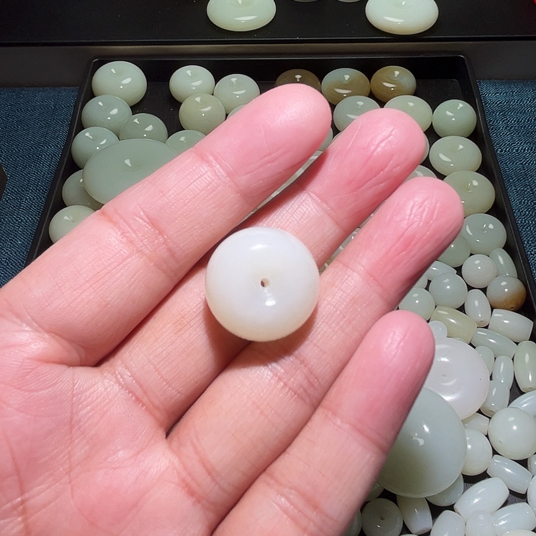 柿***酒和田玉未镶嵌颈饰