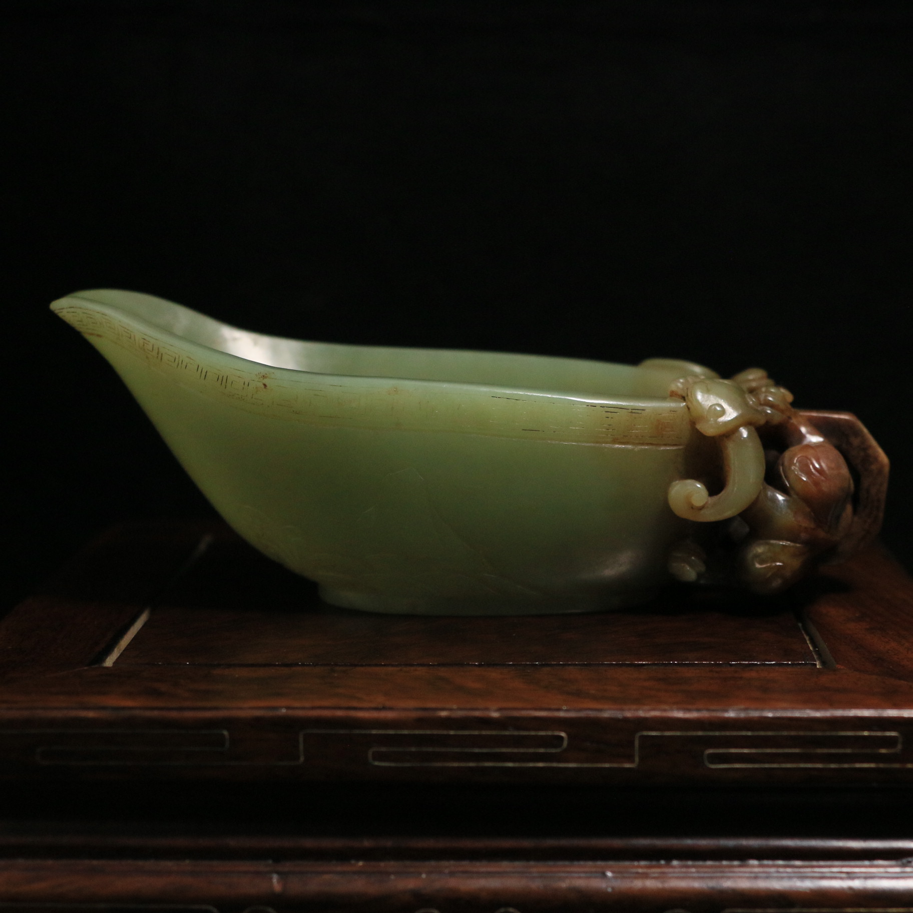 16G02 清 黄玉带沁浮雕螭龙纹匜