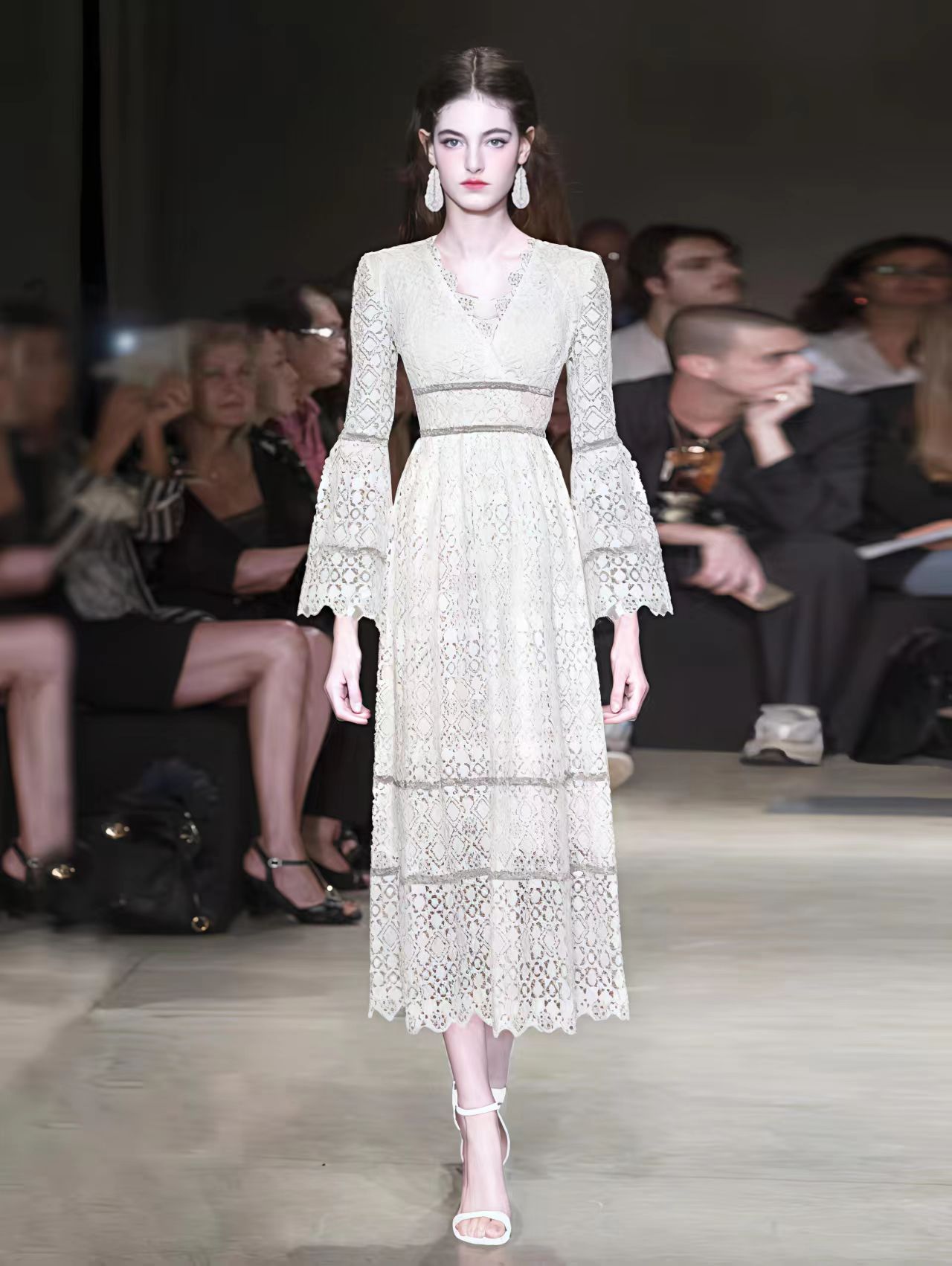 [依易原创]法式复古赫本风气质设计感钉钻收腰茶歇公主裙B0217